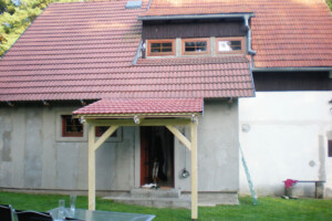Stavba přístřešku na Kokořínsku.