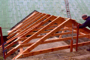 Střecha nad sklepen na Strážném.